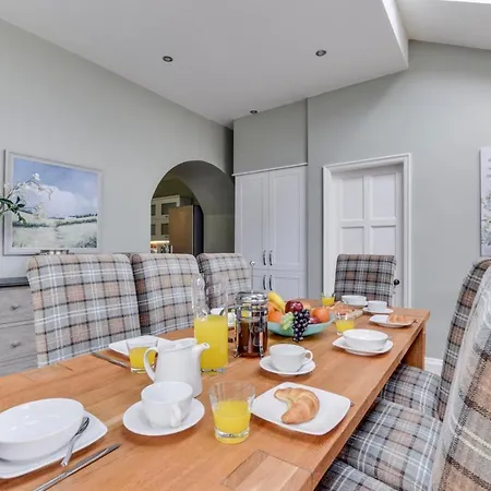 Bowness-on-windermere Sleeps 10 With Wifi Bowness-on-Windermere