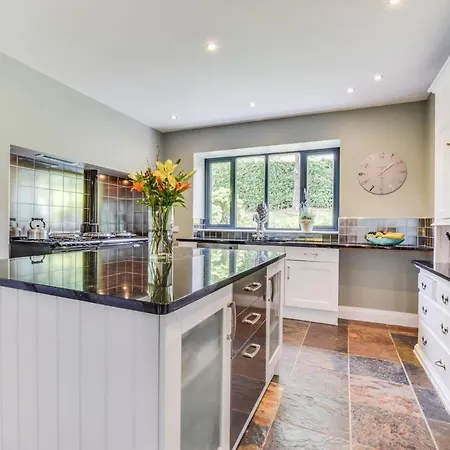 Bowness-on-windermere Sleeps 10 With Wifi Villa Bowness-on-Windermere