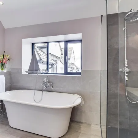 Villa Bowness-on-windermere Sleeps 10 With Wifi *
