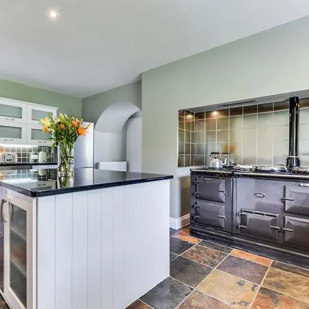 Bowness-on-windermere Sleeps 10 With Wifi Вилла